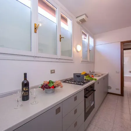 Sleeps 4 Wifi Apartment Stresa